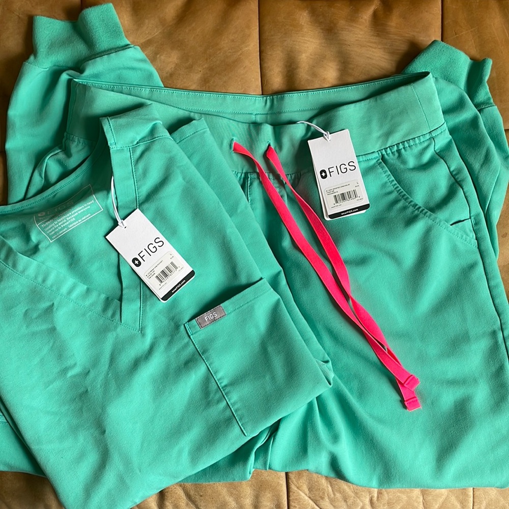 NWT Figs scrub set - high waisted Zamora jogger & Catarina top, surgical green ✨